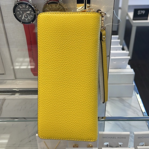 MICHAEL KORS JST
Leather Continental Wristlet Phone Case Wallet
Daisy Yellow - Picture 12 of 16